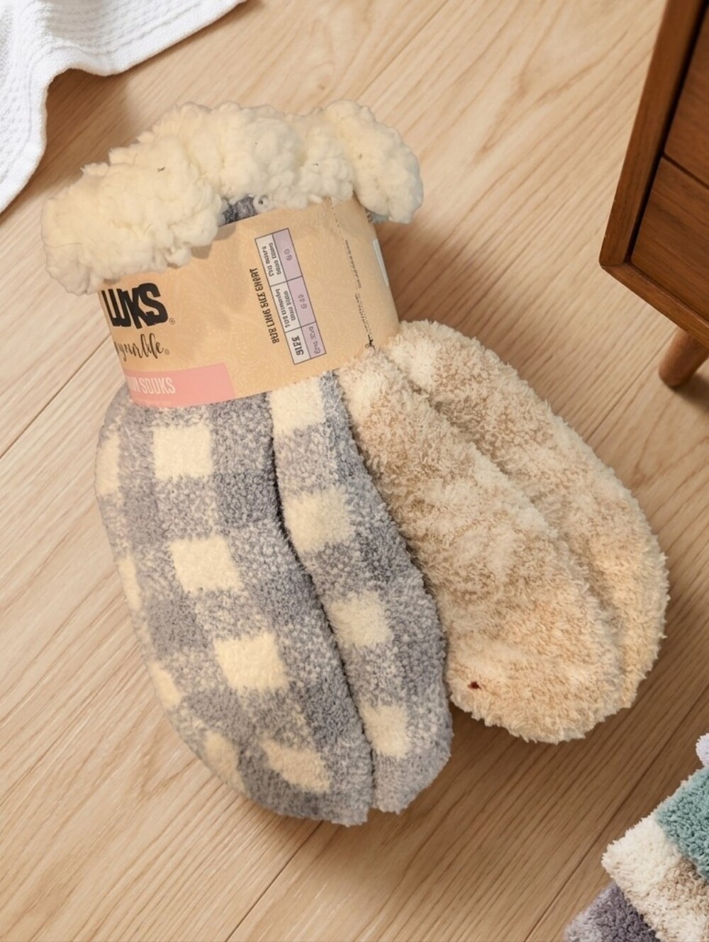 Muk Luks NWT Cozy Plush Shorr Cabin Socks - Gray & Cream Check